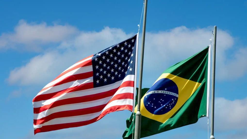 Estados Unidos x Brasil: Iguais no Tamanho, Opostos na Alma
