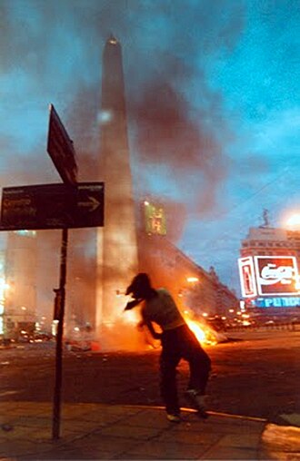 Memória curta, ideologia longa: quem esquece 2001 não entende a Argentina